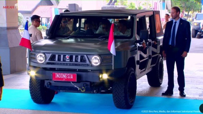 Bukan Sedan Mewah, Macron Naik Maung Pindad ‘Indonesia’ Bareng Prabowo